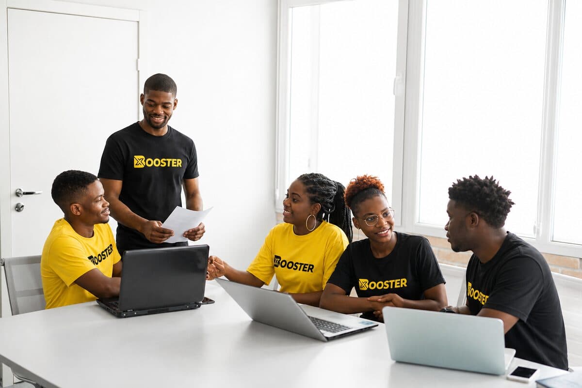Des membres XBooster collaborant ensemble